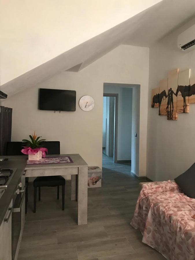 Bella'S House Apartment Castelsardo Bagian luar foto